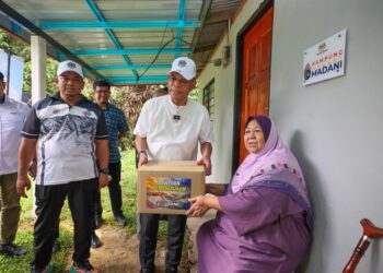 SAIFFUDDIN Nasution Ismail (dua dari kanan) menyampaikan bantuan kemanusiaan FoodBank kepada penerima semasa melawat rumah penduduk pada Program Kampung Angkat MADANI JPN di Kampung Padang Tanjung, Bukit Payung, Marang, Terengganu. - UTUSAN/PUQTRA HAIRRY