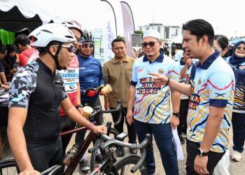 ADAM Adli Abd Halim (kanan) beramah mesra bersama peserta yang hadir pada Majlis Hari Sukan Negara (HSN) Peringkat Negeri Terengganu di Kompleks Sukan Negeri Terengganu, Gong Badak, Kuala Nerus, Terengganu.