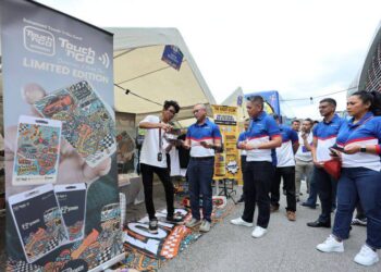 Amir Hamdan (dua dari kiri) melawat reruai jualan selepas merasmikan Majlis Penjenamaan Semula Pas Perjalanan Rapid dan Pengenalan #RakanRapid di LRT Taman Perindustrian Puchong, Selangor, semalam. – Mingguan/AMIR KHALID