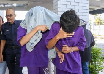 PELAJAR yang didakwa menunggang motosikal secara berbahaya serta menghalang laluan ambulans dalam kejadian dua minggu lalu ketika  dihadapkan ke Mahkamah Majistret Kuala Kangsar hari ini. - UTUSAN/MUHAMAD NAZREEN SYAH MUSTHAFA