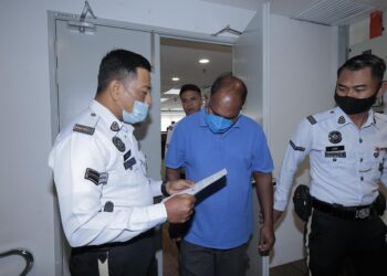 R. Vikneshwaran (tengah) mengaku bersalah di Mahkamah Majistret Ipoh atas pertuduhan memandu secara cuai sehingga menyebabkan kerosakan pada tujuh kenderaan pada Ahad lalu. - UTUSAN