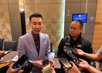 Rexy Mainaky (kanan) bersama Datuk Seri Lee Chong Wei Ketika ditemui selepas mesyuarat Ahli Majlis Persatuan Badminton Malaysia (BAM) di sebuah hotel di Petaling Jaya, hari ini.