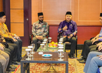 MOHD. Ridhwan Mohd. Ali mempengerusikan mesyuarat dengan pemimpin belia dari Indonesia, Singapura dan Kemboja di Jakarta, semalam.