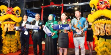 Ng (kiri) dan Mohd. Fadzli Mohd Kenali (dua dari kiri) ketika Majlis pembukaan pusat pameran Rigel di Petaling Jaya.