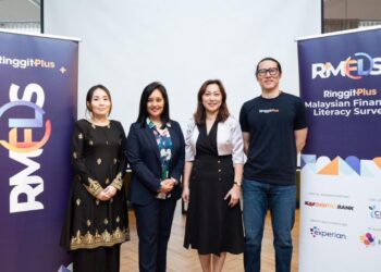 SIEW Yuen Tuck (kanan) bersama Ketua Pegawai Eksekutif Experian Information Services Malaysia, Dawn Lai (dua dari kanan) dan Ketua Pegawai Eksekutif KAF Digital Bank Berhad, Rafiza Ghazali dalam majlis Tinjauan Celik Kewangan Malaysia (RMFLS) 2025 di sini hari ini.