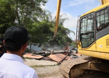 KERJA-KERJA merobohkan pangkalan haram Gergaji di Rantau Panjang, Kelantan bermula hari ini. - UTUSAN/KAMARUL BISMI KAMARUZAMAN