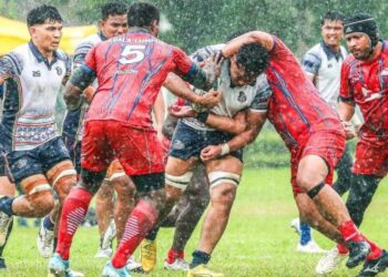 AKSI pemain PDRM ketika mereka melakar kemenangan 39-12 terhadap Kuala Lumpur dalam aksi suku akhir Kejohanan Ragbi Piala Agong 2025 di Pulapol, kelmarin. - Ihsan Ragbi Malaysia