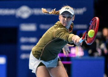 Rybakina ketika beraksi menentang Linda Noskova dari Republik Czech pada aksi separuh akhir Terbuka Jepun hari ini. - AFP
