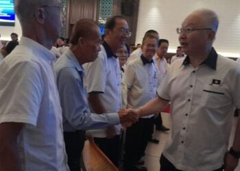 WEE Ka Siong bersalaman dengan hadirin ketika tiba menghadiri Konvensyen Tahunan MCA Negeri Johor di Taman Johor Jaya, hari ini.