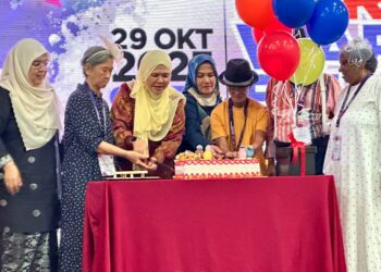 SALBIAH Mohamed (tiga dari kiri) merasmikan Majlis Sambutan Hari Warga Emas Peringkat Negeri Perak tahun 2025 di Rumah Seri Kenangan Seri Iskandar di Parit hari ini. -UTUSAN/LIYANA RAMLI