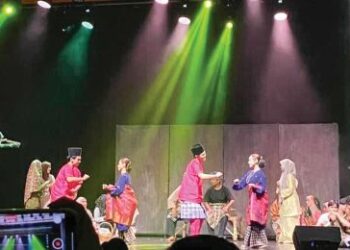 TEATER Lembing Awang Pulang ke Dayang menjadi medan bakat muda asah bakat lakonan pelajar Universiti Putra Malaysia dalam seni persembahan.