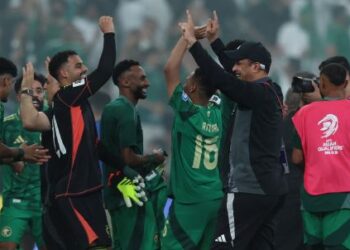 Pemain Arab Saudi meraikan kejayaan layak ke Piala Dunia 2026 di Jeddah, semalam. - AFP