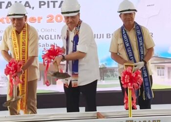 HAJIJI Noor (tengah) pada upacara pecah tanah projek perumahan dan kedai Lembaga Pembangunan Perumahan dan Bandar Sabah (LPPB) Kampung Taka di perkarangan dewan masyarakat Pitas di sini, hari ini. - UTUSAN/HARDY JOE