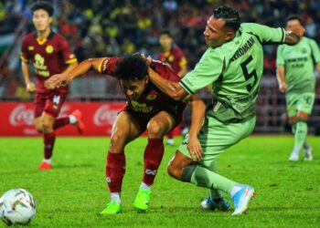 EMAIN Penyerang Negeri Sembilan FC, Loqman Hakim Shamsudin, dikawal rapi pemain pertahanan Selangor FC, Kevin Deeromram, ketika beraksi Piala FA di Stadium Tuanku Abdul Rahman Paroi, Seremban, hari ini. -  UTUSAN/MOHD SHAHJEHAN MAAMIN