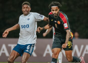 Aksi pemain Selangor menentang Lion City Sailors (LCS) dalam aksi Kumpulan G Liga Juara-Juara Asia 2 (ACL 2) di Stadium Bishan, Singapura, hari ini. - IHSAN FB SELANGOR FC