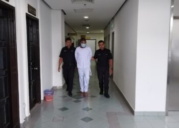 JEETANDRAJ dibawa polis meninggalkan kamar Mahkamah Tinggi selepas mendengar hukuman yang dikenakan ke atasnya atas pertuduhan membunuh tanpa niat, di Shah Alam, Selangor, hari ini. - UTUSAN/MOHAMAD NAUFAL MOHAMAD IDRIS