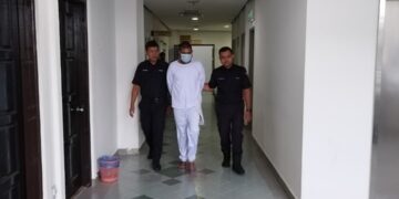 JEETANDRAJ dibawa polis meninggalkan kamar Mahkamah Tinggi selepas mendengar hukuman yang dikenakan ke atasnya atas pertuduhan membunuh tanpa niat, di Shah Alam, Selangor, hari ini. - UTUSAN/MOHAMAD NAUFAL MOHAMAD IDRIS