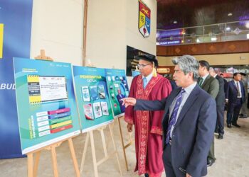 KADIR Ariffin (kiri) dan Naib Canselor Universiti Kebangsaan Malaysia (UKM), Prof. Dr. Sufian Jusoh (kanan) melawat pameran selepas Syarahan Perdana Sifar Kemalangan di Tempat Kerja: Realiti atau Fantasi di UKM, Bangi, Selangor, baru-baru ini.