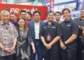 AHMAD ZAHID Hamidi bergambar bersama peserta Ekspo Industri Sukan ASEAN di Pusat Konvensyen Setia Alam (SCCC), Setia Alam, semalam. – UTUSAN/ISKANDAR SHAH MOHAMED