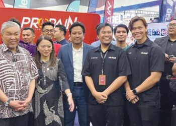 AHMAD ZAHID Hamidi bergambar bersama peserta Ekspo Industri Sukan ASEAN di Pusat Konvensyen Setia Alam (SCCC), Setia Alam, semalam. – UTUSAN/ISKANDAR SHAH MOHAMED