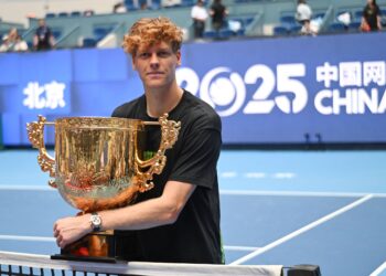 Jannik Sinner dari Itali bergambar bersama trofinya selepas memenangi perlawanan akhir perseorangan lelaki menentang Learner Tien dari Amerika Syarikat (AS) pada kejohanan tenis Terbuka China di Beijing, hari ini. - AFP