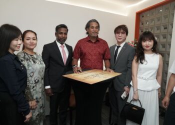 KHAIRY Jamaluddin (tiga dari kanan) bersama Harridzs Mohan (tiga dari kiri) ketika merasmikan Pejabat Urusan Sino Sky Sdn. Bhd. di Kuala Lumpur, baru-baru ini.