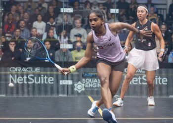 Sivasangari (depan) sewaktu beraksi menentang Amanda Sobhy pada suku akhir Terbuka Silicon Valley di California, Amerika Syarikat, hari ini. - Ihsan PSA Squash