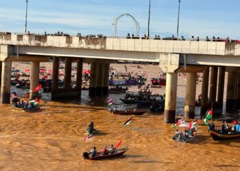 ANTARA bot yang menyertai perarakan solidariti selamatkan Palestin di Sungai Kelantan. - UTUSAN/ ROSLIZA MOHAMED