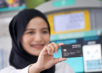KAKITANGAN Petronas menunjukkan kad Fleet Card Petronas untuk syarikat penumpang awam Sistem Kawalan Petrol Bersubsidi (SKPS) atau Sistem Kawalan Diesel Bersubsidi (SKDS) pada majlis penyerahan Fleet Card di Stesen Minyak Petronas di Cyberjaya. - UTUSAN/FAISOL MUSTAFA