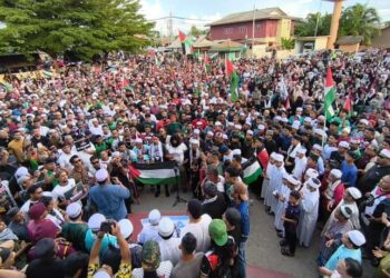 Sebahagian peserta Himpunan & Flashmob Solidariti Sumud Flotilla di  Masjid Rusila, Marang, hari ini. UTUSAN/ NOOR HAYATI MAMAT