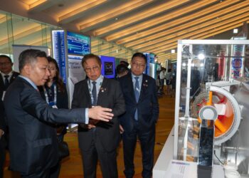 ABANG Johari melihat pameran sempena Minggu Tenaga Antarabangsa Singapura (SIEW) 2025, hari ini.