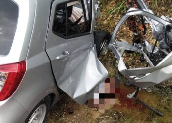 KEADAAN Perodua Axia selepas bertembung dengan lori tangki minyak di Jalan Majau, Kampung Majau berhampiran SK Ulu Majau, Kanowit.