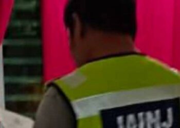 SEORANG penghantar makanan memberi alasan menumpang tandas bilik hotel seorang wanita selepas pasangan itu ditahan berkhalwat di sebuah bilik hotel sekitar Johor Bahru.