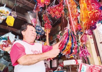 CHONG Swee Ching menunjukkan tanglung yang dihasilkan dan dijual di kedai Sin Lee Seng di Jalan Tokong, Banda Hilir, Melaka. - UTUSAN/ MUHAMMAD SHAHIZAM TAZALI