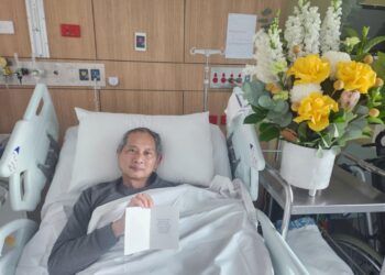 WONG Tat Meng memuat naik gambarnya selepas menerima jambangan bunga dan kad ucapan daripada Menteri Belia dan Sukan, Hannah Yeoh. - Ihsan Facebook Wong Tat Meng