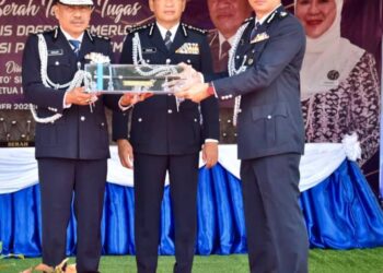 YAHAYA Othman ( tengah) menyaksikan serah tugas tugas Ketua Polis Daerah Temerloh,  Mazlan Hassan kepada Mohd. Nasyim Bahron di Ibu pejabat Polis Daearh (IPD) Temerloh, Pahang, hari ini.