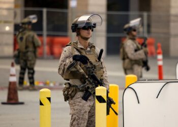 ANGGOTA Marin AS berkawal ketika tunjuk perasaan membantah operasi imigresendi luar Pusat Tahanan Metropolitan di Los Angeles.-AFP
