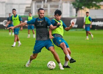 Para pemain Terengganu FC (TFC) menjalani sesi latihan di Kompleks Sukan Gong Badak, petang semalam. -UTUSAN/PUQTRA HAIRRY