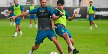 Para pemain Terengganu FC (TFC) menjalani sesi latihan di Kompleks Sukan Gong Badak, petang semalam. -UTUSAN/PUQTRA HAIRRY