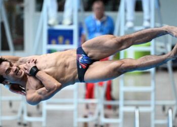 Muhammad Syafiq Puteh memperagakan aksinya dalam acara 3 meter papan anjal di Sukan Kemboja 2023. - AFP