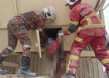 ANGGOTA bomba mengeluarkan mayat mangsa yang tersepit dalam mesin pengisar pasir di sebuah kilang di Batu Gajah hari ini.
