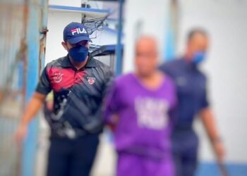 SUSPEK diiringi anggota polis untuk mendapatkan perintah tahanan reman di Mahkamah Majestrit Pasir Puteh, Kelantan.