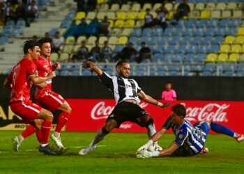 Penjaga gol Kelantan The Red Warrior menghalang bola percubaan pemain Terengganu FC dalam saingan Liga Super di Stadium Sultan Mizan Zainal Abidin, Gong Badak, Kuala Nerus, Terengganu malam ini. - UTUSAN/PUQTRA HAIRRY