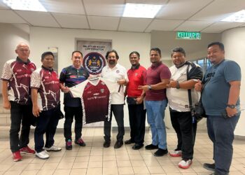 Presiden Persatuan Hoki Terengganu (PHT), Mohd Fikri Harun (tiga dari kiri) bersama barisan kepimpinan PHT yang lain menyerahkan jersi hoki pasukan Terengganu kepada Presiden Konfederasi Hoki Malaysia (KHM) Datuk Seri Subahan Kamal (lima dari kanan) sebagai tanda penghargaan. - IHSAN KHM