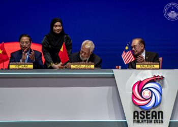 XANANA Gusmão (tengah) melakar sejarah selepas Timor-Leste diterima dan diangkat secara rasmi sebagai anggota ke-11 ASEAN pada Sidang Kemuncak ASEAN ke-47. - PEJABAT PERDANA MENTERI