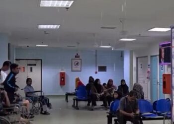 TULAR video berdurai 32 saat memaparkan kejadian bumbung bocor di sebuah ruangan menunggu HTAA di Kuantan, Pahang.