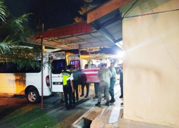KERANDA jenazah Allahyarham Ruzaimi Md. Shariff yang dibaluti Jalur Gemilang diusung keluar daripada bangunan forensik Hospital Kuala Kangsar ke dalam van jenazah di Kuala Kangsar semalam. - UTUSAN/FADZIL ZAINOL
