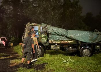 TRAK tentera yang terbabas dan terjunam ke dalam gaung di Kilometer 257, Lebuh Raya Utara-Selatan arah utara selepas Terowong Menora hari ini.