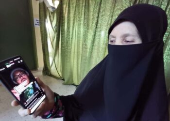 NOORAINI Mamat menunjukkan video Muhammad Abdullah atau Ustaz Mad Kecik yang menyertai Misi Global Sumud Flotilla ketika ditemui di Masjid Kampung Kuala Dura, Hulu Terengganu. - UTUSAN/NOOR HAYATI MAMAT