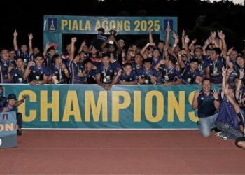 Pemain pasukan Polis Diraja Malaysia (PDRM) meraikan kejayaan menjuarai Kejohanan Ragbi Piala Agong 2025 selepas menundukkan Johor 18-17 dalam perlawanan akhir di UM Arena, Kuala Lumpur, kelmarin. - UTUSAN/M. FIRDAUS M. JOHARI